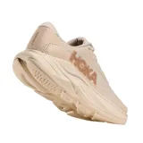 Championes de running Hoka Rincon 4, color beige con suela gruesa y el logo de la marca en un tono más oscuro en el lateral.