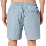 Short de baño celeste con cintura elástica ajustable con cordón, bolsillos laterales y largo a media pierna.