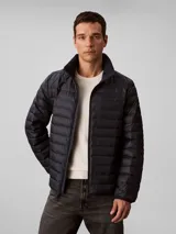 Campera puffer ligera de Calvin Klein, color azul marino, con diseño de acolchado horizontal, cuello alto y cierre frontal de cremallera.