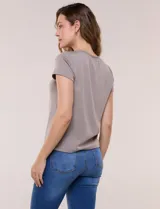 Remera celeste de manga corta, con cuello redondo y detalle calado en el rib del escote, de corte recto y ajuste cómodo.