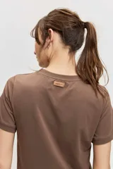 Remera básica marrón de manga corta con cuello redondo y ajuste clásico.