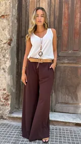 Musculosa blanca con escote en V y breteles finos.