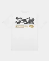 Remera blanca de manga corta, corte regular, con estampa en la espalda de un camión de fletes transportando plantas.