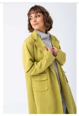 Campera verde con textura de gamuza, corte recto, cuello con solapas y bolsillos frontales.