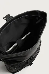 Mochila técnica de acabado engomado en color negro. Presenta un diseño de solapa con cierre de hebilla de liberación rápida y un sistema de cordones elásticos frontales. Incluye compartimento para dispositivos electrónicos, espalda acolchada y correas ajustables.