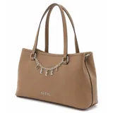 Cartera tipo tote Guess modelo Angelica, color marrón símil cuero, con doble asa superior y cadena colgante con dijes plateados que forman el nombre de la marca. Cuenta con logo impreso en la parte frontal y herrajes plateados.