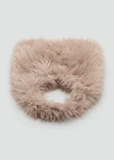 Bolso de mano de efecto pelo en color tostado, con diseño triangular, asa de hombro integrada y detalle de aro metálico frontal.