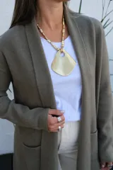 Collar de diseño artesanal con cadena compuesta por cuentas metálicas texturadas y dije central grande de forma irregular con acabado mate.