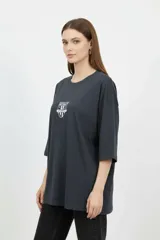 Remera negra de manga corta, cuello redondo y diseño holgado, con estampado frontal en color blanco con la inscripción "Race Vibes".