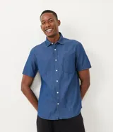 Camisa de manga corta confeccionada en algodón, con cuello camisero, cierre frontal abotonado y un bolsillo en el pecho.