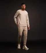 Pantalón jogger deportivo de hombre en color azul, con cintura elástica ajustable con cordón, bolsillos laterales con cierre de cremallera y bajo ajustado con puño elastizado.