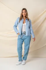 Pantalón celeste de jean italiano de algodón elastizado, corte recto y tiro alto. Incluye cinturón rústico elastizado para ajustar.