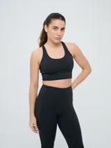 Top deportivo Umbro color negro con diseño de espalda nadadora y banda elástica en la base para mayor soporte.