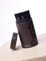 Boxer de diseño sin costuras en color bordó, con cintura elástica ancha que presenta el nombre de la marca Rusty estampado en tono contrastante.