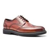 Zapato de vestir acordonado color marrón, con detalles de perforaciones en el cuero y suela negra.