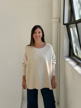 Sweater de punto de corte holgado y diseño minimalista, con cuello redondo y mangas largas con puños acanalados.