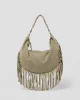 Cartera tipo hobo de gran tamaño en color negro, confeccionada en gamuza con diseño de flecos largos en los laterales y base. Presenta un asa superior trenzada con detalles artesanales y cierre superior para mayor seguridad.