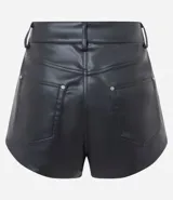 Short de tiro alto confeccionado en poliuretano con acabado que imita el cuero. Presenta un diseño estructurado con cierre frontal de cremallera visible y bolsillos laterales.