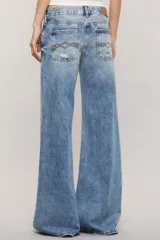 Jeans de tiro medio con diseño wide leg, lavado japan blue con roturas estratégicas y desgastes localizados.