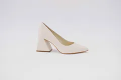 Zapatos de tacón color fucsia con textura croco, punta fina y tacón cuadrado forrado en cuero.