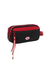 Necessaire de diseño rectangular en color beige con una franja horizontal negra. Presenta un parche decorativo en forma de labios rojos con el logo de la marca, cierre principal con tirador de cordones en tonos rojo y rosa, y una correa de mano lateral con inscripción.