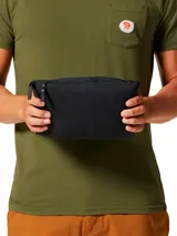 Campera técnica de Mountain Hardwear con aislamiento de plumón, diseñada con tejido elástico para mayor libertad de movimiento. Presenta cierre frontal completo, cuello alto, bolsillos laterales con cierre y diseño acolchado con patrón geométrico.