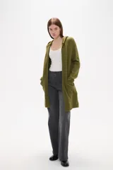 Saco largo de punto con capucha, diseño holgado y bolsillos frontales.