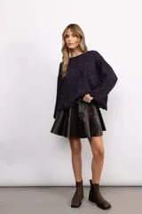 Sweater de tejido de punto con acabado brillante, de corte holgado, cuello redondo y manga larga.