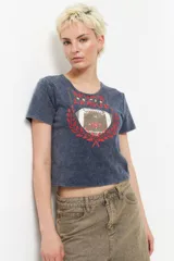 Remera corta de manga corta color gris con efecto lavado. Estampado frontal con la leyenda "Sports League" y un balón de fútbol americano.