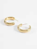 Aros tipo argolla gruesos de acero quirúrgico hipoalergénico, color plateado, con forma de C.