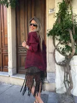 Camisa de denim color borgoña con efecto lavado, corte holgado, cuello clásico y cierre frontal con botones dorados.