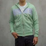 Campera con capucha verde agua y detalle de franja horizontal lila en la parte superior del pecho. Cierre frontal con cremallera y bolsillos tipo canguro.