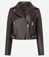 Campera biker de poliuretano color marrón oscuro, con cuello con solapas, cierre frontal de cremallera metálica, bolsillos laterales con cierre y detalles de botones a presión.