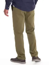 Pantalón de gabardina color verde militar, corte recto, tiro medio y ajuste con botón y cierre.