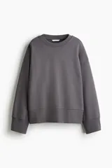 Buzo gris oscuro, de corte oversized y tejido liviano de algodón, con hombros caídos y cuello redondo ribeteado.