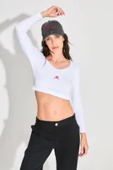 Gorra de gabardina negra con efecto lavado vintage, logo bordado en rojo en el frente y corazón bordado en la parte trasera.