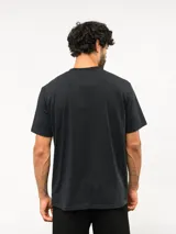 Remera de manga corta color azul marino, con logo de Umbro estampado en el frente en color blanco. Confeccionada en tejido suave y elástico.