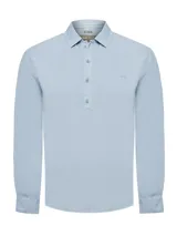 Camisa de manga larga RKF confeccionada en tencel, con cuello camisero y abotonadura frontal parcial. Presenta un diseño liso en color azul claro con bordado del logo de la marca al tono en el pecho.
