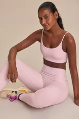 Calza larga de lycra rosa con estampado de letras en relieve. Cuenta con bolsillo trasero en la cintura y protección UV 50+.