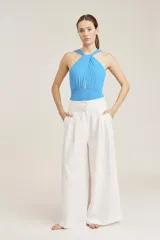 Body de baño color azul vibrante, con escote halter anudado y detalle de corte (cut out) en el centro del busto. La parte inferior es de corte tradicional.