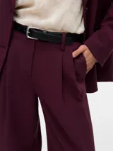 Pantalón sastrero de tiro medio y corte wide leg, con cierre frontal, bolsillos laterales y presillas para cinturón.