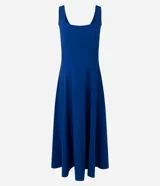 Vestido midi evasé color azul, sin mangas, con escote cuadrado, breteles medianos y recortes verticales. Fabricado por la marca Cortelle en mezcla de viscosa, poliamida y elastano con forro de poliéster.