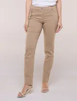 Pantalón slim en gabardina elastizada de corte recto, color beige, con pretina con pasadores, botón y cierre, bolsillos delanteros y bolsillos ojal traseros, de la marca Zac & Rachel.