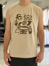 Musculosa color beige con estampado gráfico abstracto en tono marrón oscuro en el centro del pecho y la inscripción "SOUTHBEACH".