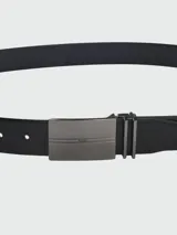 Cinturón reversible de cuero negro con hebilla metálica rectangular de diseño minimalista y cierre de pasador.