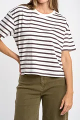 Remera de corte oversize con diseño de rayas horizontales, confeccionada en algodón lavado de textura suave y resistente.