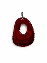 Dije de acrílico rojo translúcido con diseño abstracto y acabado espejado, con argolla metálica superior.
