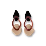 Par de aros colgantes con piezas geométricas irregulares en color negro, marrón y beige.