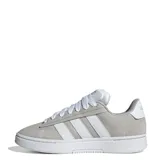 Championes urbanos Adidas Grand Court Alpha, color gris con detalles en blanco. Presentan un diseño inspirado en el tenis clásico con exterior de material sintético tipo nobuk, las icónicas tres tiras laterales y entresuela Cloudfoam para mayor amortiguación.
