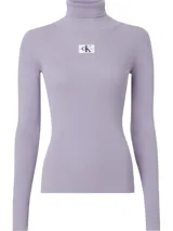 Sweater de punto acanalado color lila, de manga larga y corte ajustado (slim fit), con cuello alto y una insignia cuadrada con el logo de Calvin Klein Jeans en el pecho.